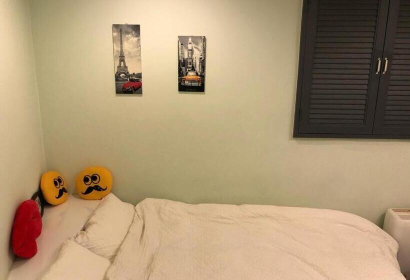 Camera Standard, Hostel Seoul