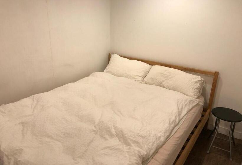 Camera Standard, Hostel Seoul