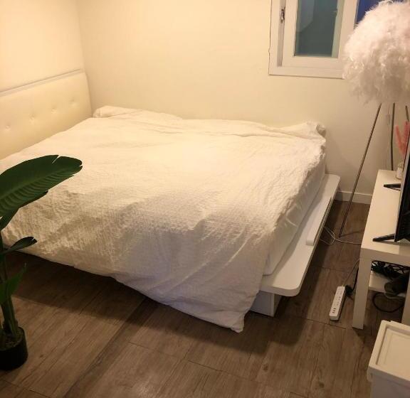 Camera Standard, Hostel Seoul