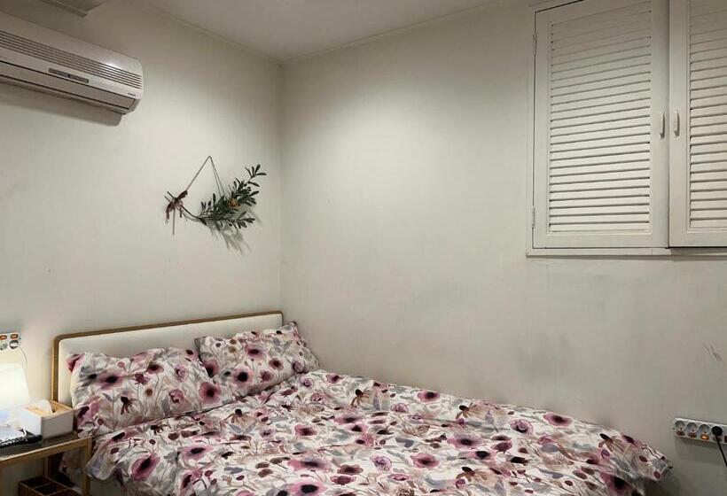 Camera Standard, Hostel Seoul