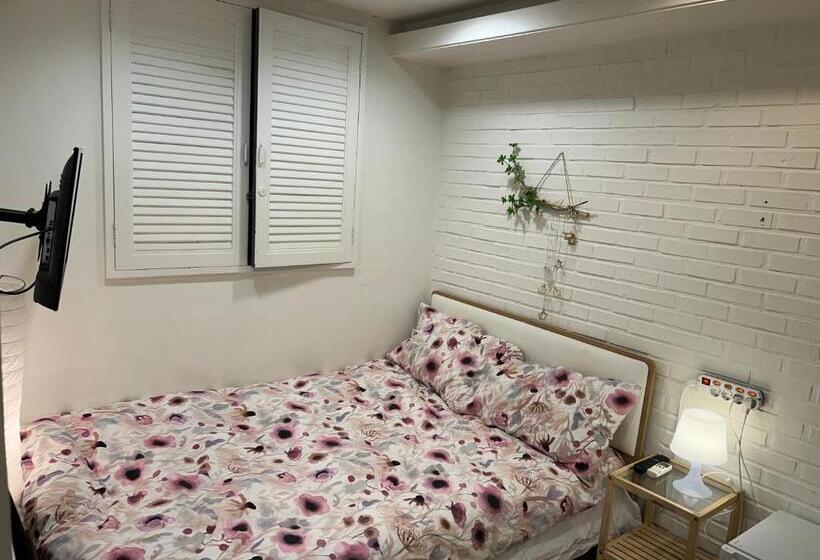 Camera Standard, Hostel Seoul