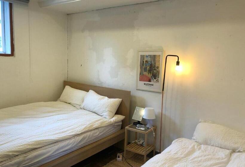 Camera Tripla Standard, Hostel Seoul