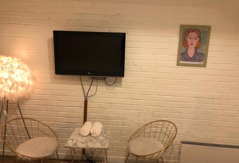 Camera Tripla Standard, Hostel Seoul