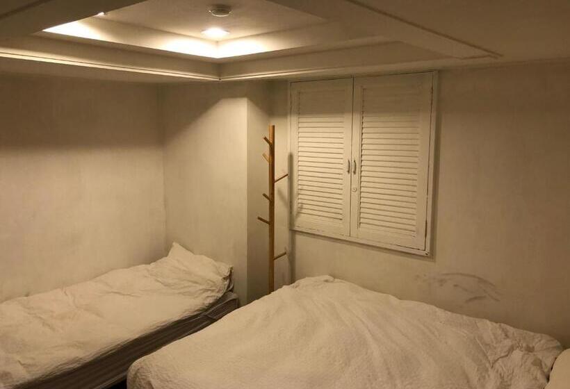 Camera Tripla Standard, Hostel Seoul