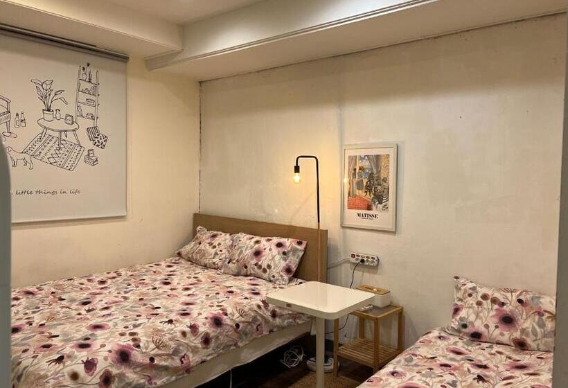 Camera Tripla Standard, Hostel Seoul