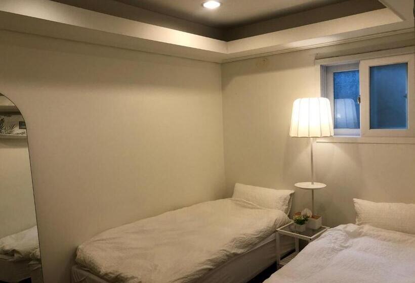 Camera Standard, Hostel Seoul