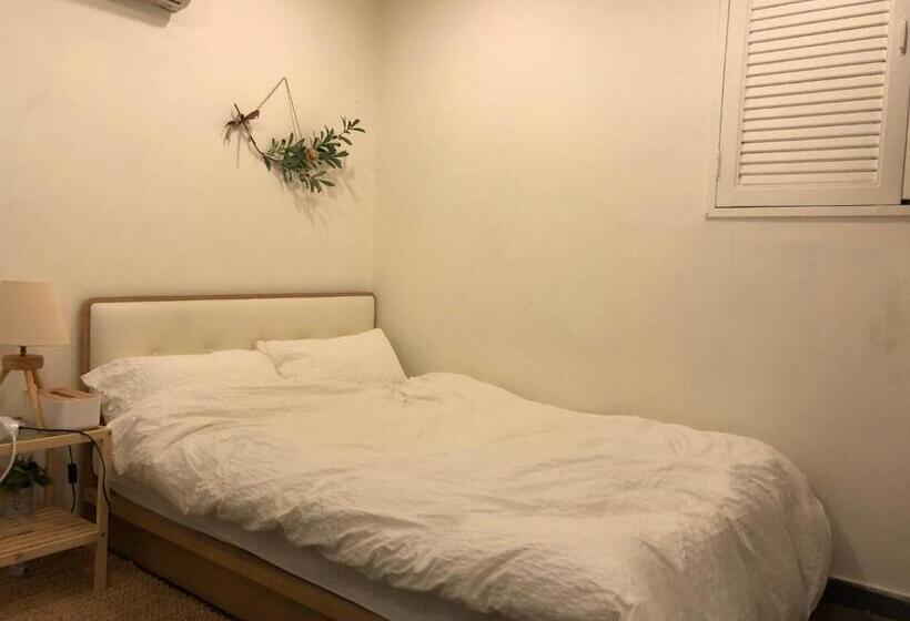 Camera Standard, Hostel Seoul