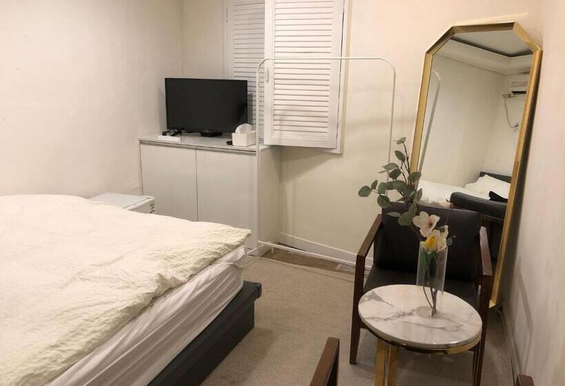 Camera Standard, Hostel Seoul