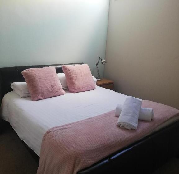 חדר סטנדרט, Newton House