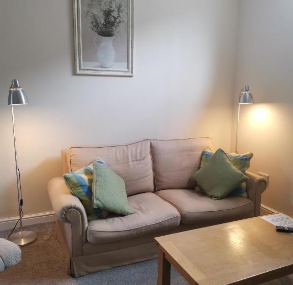 חדר סטנדרט, Newton House