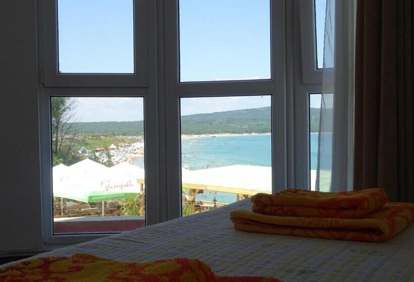 اتاق سه نفره سوپریور با چشم‌انداز دریا, Dobrevi Guest House