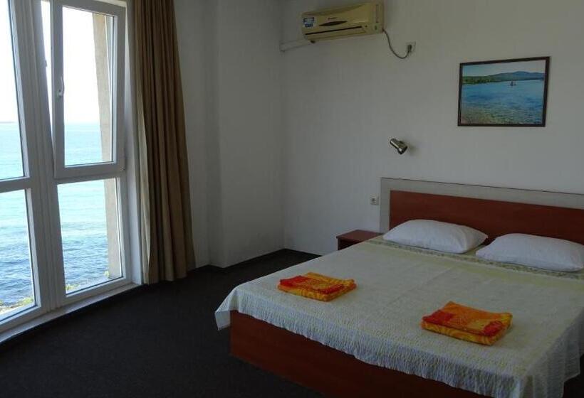 חדר סופריור לשלושה עם נוף לים, Dobrevi Guest House