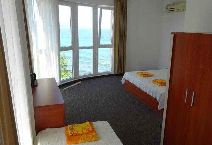 חדר סופריור לשלושה עם נוף לים, Dobrevi Guest House