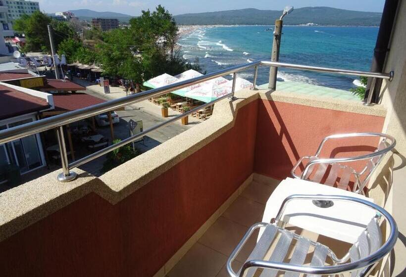 اتاق سه نفره سوپریور با چشم‌انداز دریا, Dobrevi Guest House