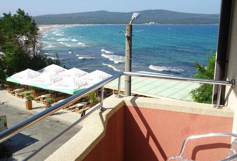 חדר סופריור לשלושה עם נוף לים, Dobrevi Guest House