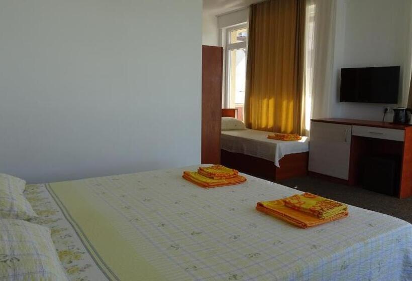 اتاق سه نفره سوپریور با چشم‌انداز دریا, Dobrevi Guest House