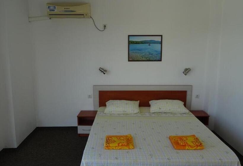 חדר סופריור לשלושה עם נוף לים, Dobrevi Guest House