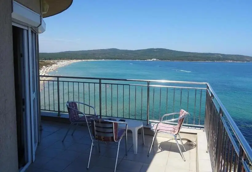 اتاق استاندارد سه نفره, Dobrevi Guest House