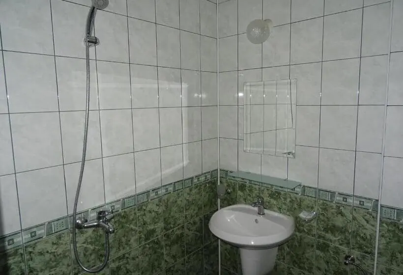 اتاق استاندارد سه نفره, Dobrevi Guest House