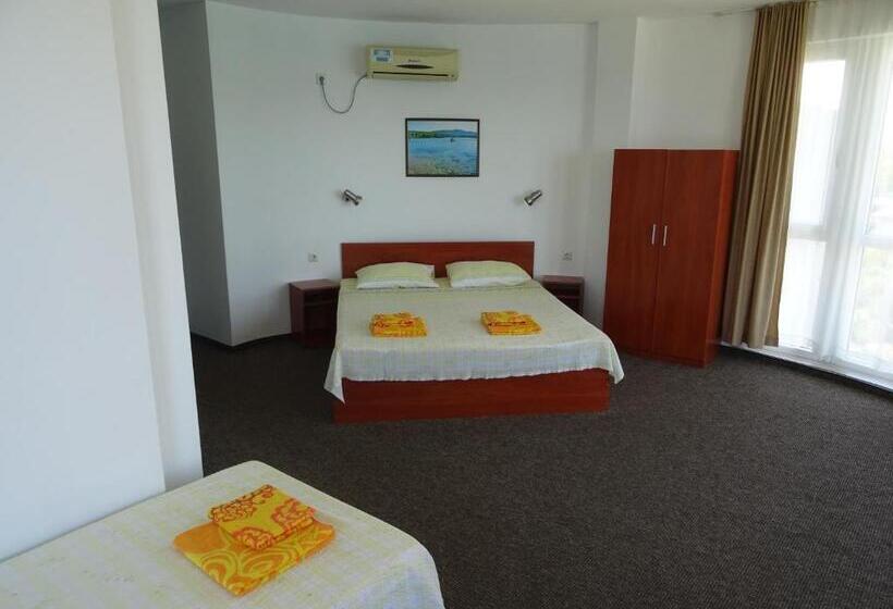 اتاق استاندارد سه نفره, Dobrevi Guest House