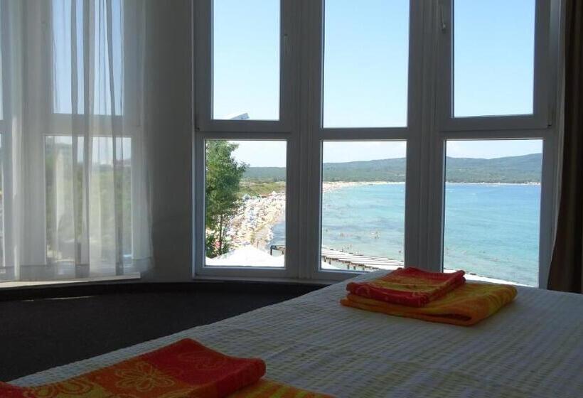 חדר סופריור לשלושה עם נוף לים, Dobrevi Guest House