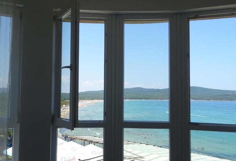 חדר סופריור לשלושה עם נוף לים, Dobrevi Guest House