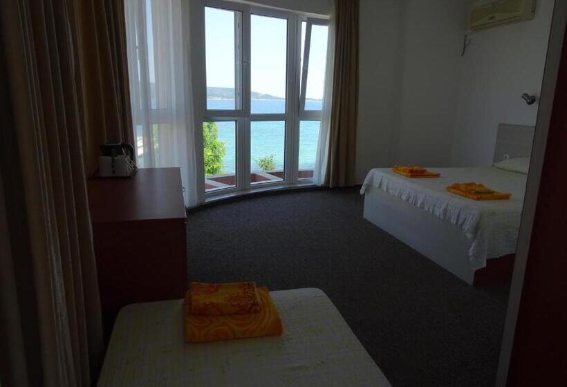 חדר סופריור לשלושה עם נוף לים, Dobrevi Guest House