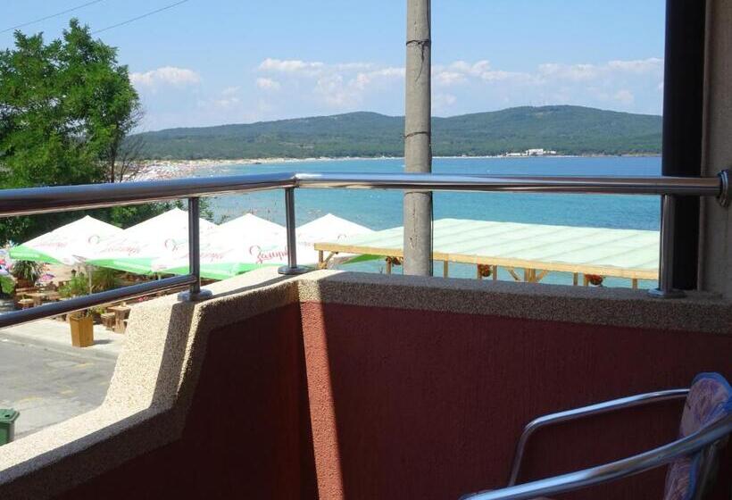 חדר סופריור לשלושה עם נוף לים, Dobrevi Guest House