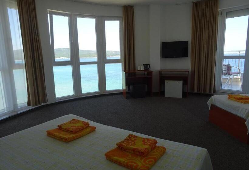 חדר סטנדרט לשלושה, Dobrevi Guest House