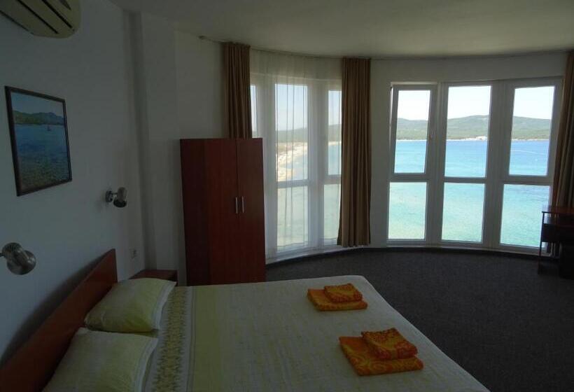 اتاق استاندارد سه نفره, Dobrevi Guest House