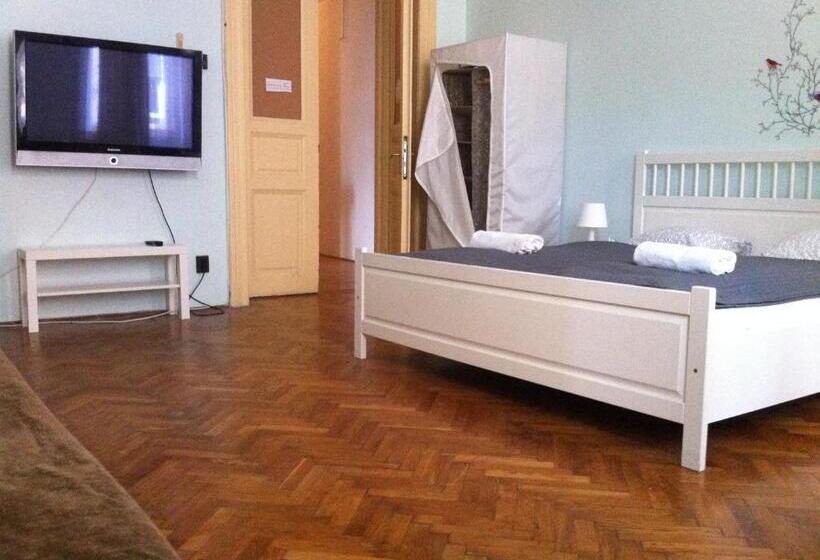 חדר סטנדרטי לארבעה עם חדר אמבטיה משותף, Wesselényi Rooms Near Gozsdu Udvar