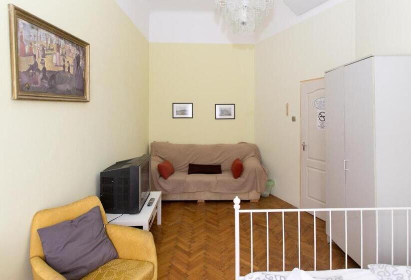 חדר סטנדרטי לארבעה עם חדר אמבטיה משותף, Wesselényi Rooms Near Gozsdu Udvar