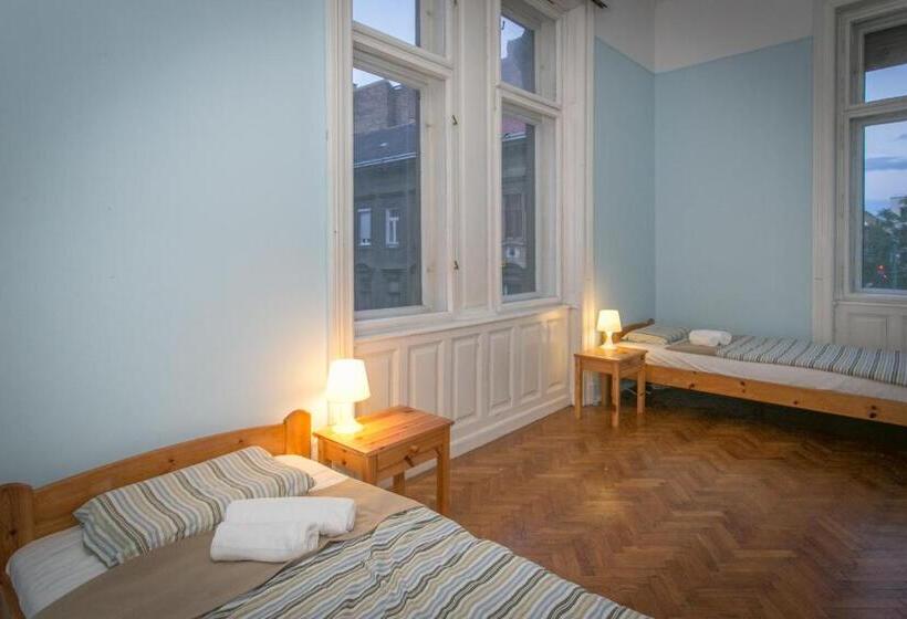 חדר סטנדרטי לארבעה עם חדר אמבטיה משותף, Wesselényi Rooms Near Gozsdu Udvar