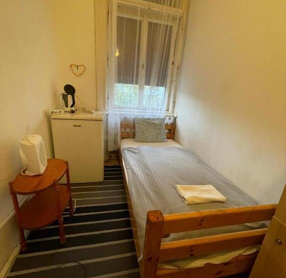 חדר סטנדרטי לארבעה עם חדר אמבטיה משותף, Wesselényi Rooms Near Gozsdu Udvar