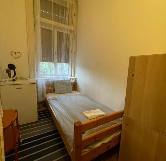 חדר סטנדרטי לארבעה עם חדר אמבטיה משותף, Wesselényi Rooms Near Gozsdu Udvar