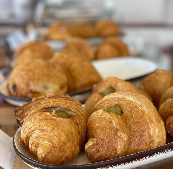 חדר דלוקס, The Square Cannigione