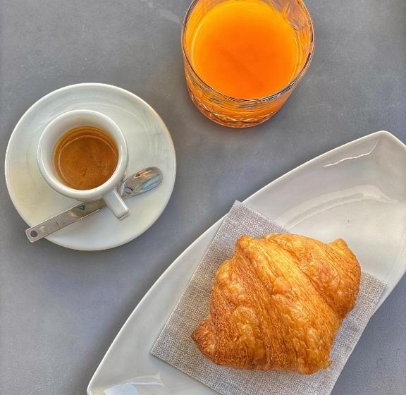 חדר דלוקס, The Square Cannigione