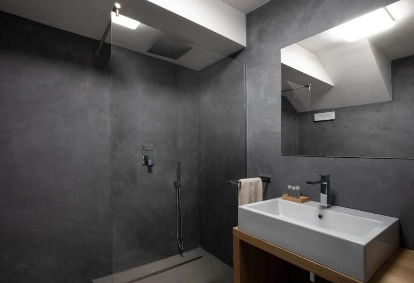 חדר סטנדרט, The Square Cannigione