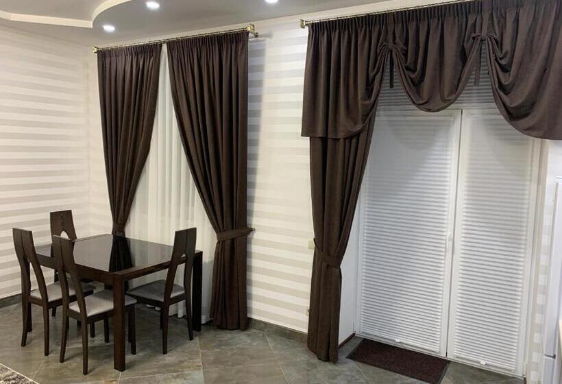 带1个卧室的带阳台的公寓, готель петрівський