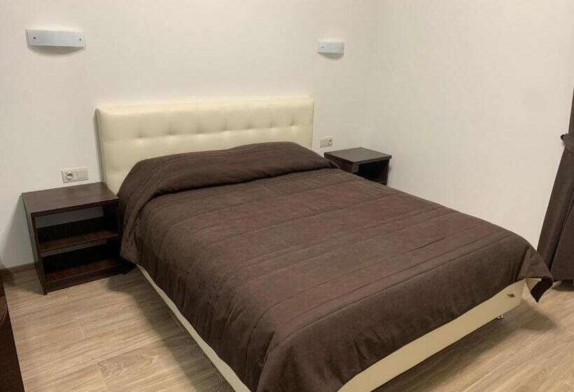 带1个卧室的带阳台的公寓, готель петрівський