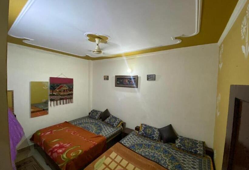 اتاق خانوادگی با سرویس بهداشتی مشترک, Friends Guest House & Hostel  Near Taj Mahal