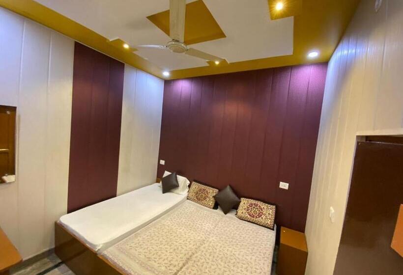 Номер Стандарт Трехместный, Friends Guest House & Hostel  Near Taj Mahal