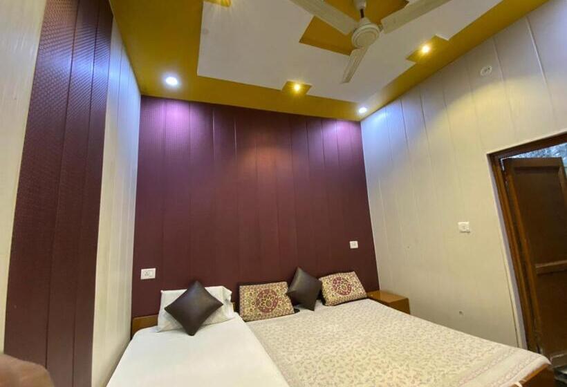 Номер Стандарт Трехместный, Friends Guest House & Hostel  Near Taj Mahal