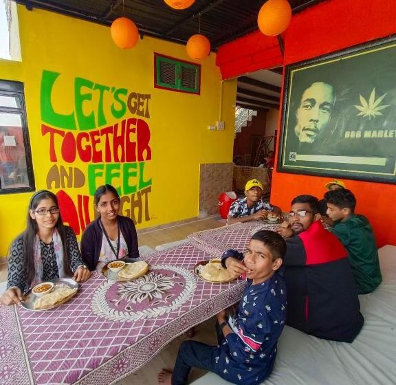 اتاق لوکس, Friends Guest House & Hostel  Near Taj Mahal