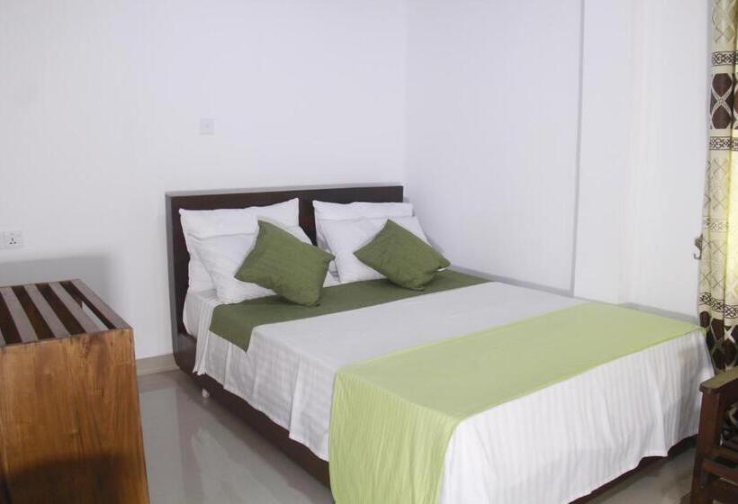 Quarto Triplo Estandar, Punsisi Resort   Adam S Peak