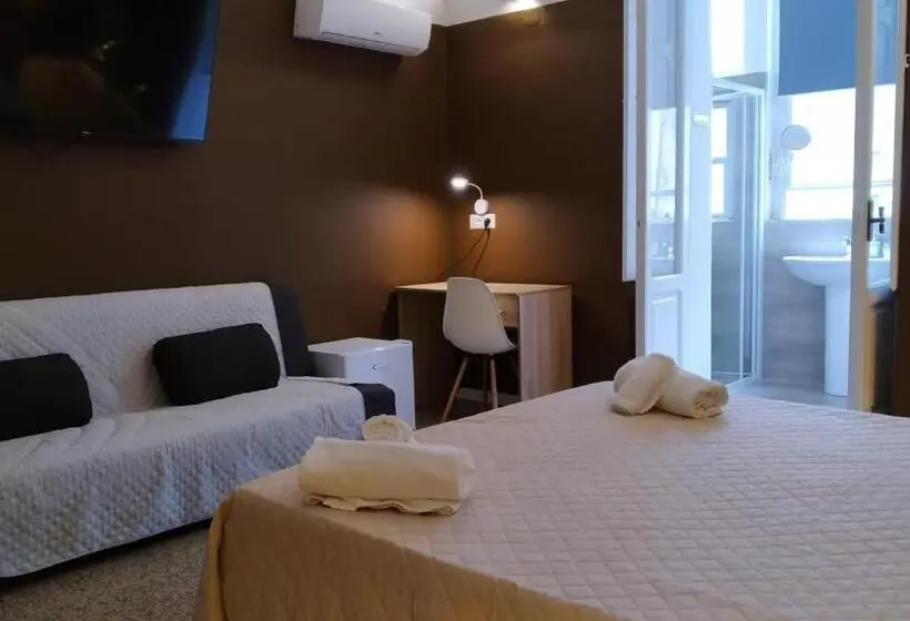 اتاق استاندارد سه نفره, Cconforthotels R&b Central Rooms   Self Check In