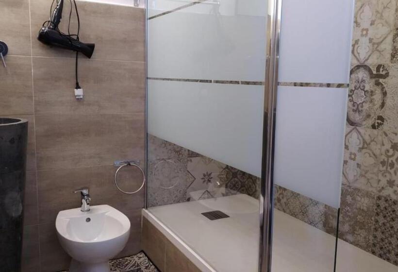 اتاق استاندارد با بالکن, Cconforthotels R&b Central Rooms   Self Check In