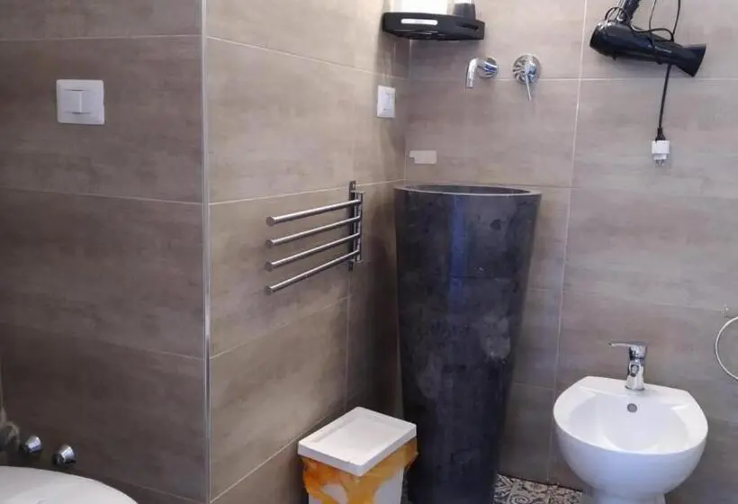 اتاق استاندارد با بالکن, Cconforthotels R&b Central Rooms   Self Check In