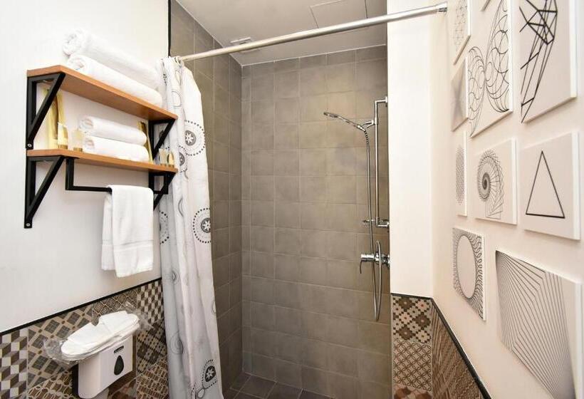 اتاق استاندارد سه نفره, In City