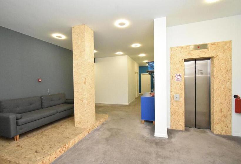 اتاق استاندارد سه نفره, In City